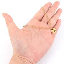 1 pièce Collier simple et mode en acier inoxydable doré avec pendentif en forme de cœur ajouré et initiale pour femmes