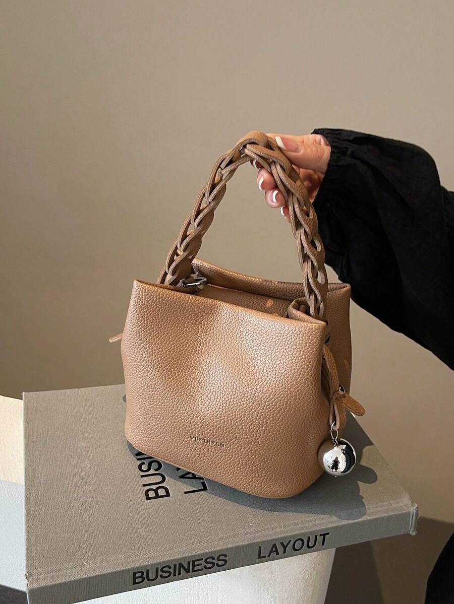 Stijlvolle geweven bucketbag voor dames - veelzijdige schouder- en crossbodytas met gratis bedelhanger (woon-werkverkeer/winkelen) Minimalistische gevlochten werktas - buckettas met afneembare riem en cadeaubedel