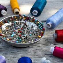 100/200/400/600支缝纫针套装，带仿珍珠头、直式绗缝针、多色球头针，带悬挂式塑料收纳盒，适用于DIY缝纫工艺、服装制作、珠宝装饰和织物制作。