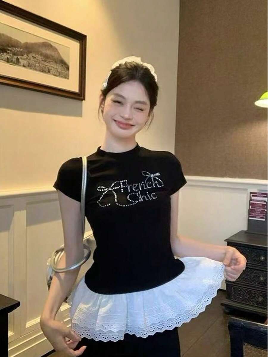 女款時尚黑色短袖T恤,法式圖案裝飾,對比色蕾絲荷葉邊下擺,時尚圓領針織上衣 - 黑色 - 查看 1