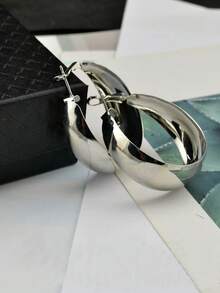 1 对简约大号环形耳环，适合女性佩戴