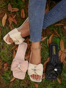 Nouveaux sandales plates d'été pour femmes. Sandales mode avec détail de nœud strass. Bout carré, Glissant confortables. Jolies et polyvalentes.