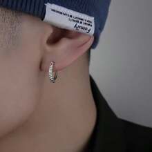 1 par de aretes de aro de cruz del espíritu del caballero, aretes personalizados y punk para hombres, aretes de clip de cruz de resina negra