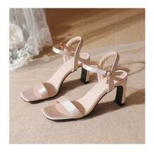 Nuevas sandalias de tacón alto para mujer con punta cuadrada, gruesa y una sola tira, y sandalias de charol.
