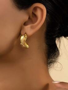 1 对简约金色金属不对称几何耳环，适合女性日常佩戴
