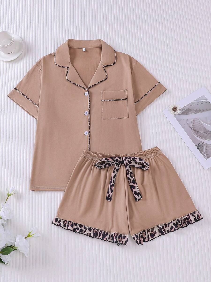 Bộ đồ nữ 2 món họa tiết da báo phối hợp, gồm áo khoác cardigan cài nút, quần short cạp chun có nơ và viền bèo nhún, chất liệu mềm mại, thoáng khí, thoải mái khi mặc ở nhà.