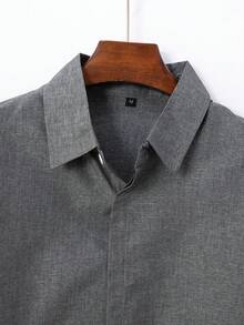 قميص رجالي فضفاض وقابل للتهوية بلون أحادي، كم قصير مع طوق مفرود، قطعة واحدة - رمادي غامق - مشاهدة 4