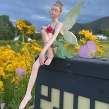 1 pieza Estatua de hada de resina exquisita, decoración de jardín. El hada lleva ropa verde fresca y sostiene una rosa delicada en su mano. Con alas en forma de hoja que parecen de la propia naturaleza, el diseño realista da la impresión de que está a punto de emprender el vuelo. Debido a sus propiedades de material, es adecuada para colocar en jardines exteriores, a lo largo de los caminos del jardín o cerca de las camas de flores, complementando el paisaje natural para crear un jardín de cuento de hadas.