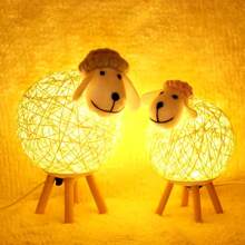 1 peça de luz noturna de cordeiro, alimentada por USB, adequada para decoração de escritório e casa, decoração de escritório, design otimista, decoração de ovelha