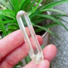 1pc 4-5cm Natural Himalayan Red Skin White Quartz Hexagonal Column, Clear Quartz Tower, Transparent Quartz Column, Quartz Magic Wand, Quartz Crystal Mineral Specimen, Quartz Cluster, Crystal Healing, Energy Healing, Crystal Gift; Each Natural Stone Is Unique, Random Shipment