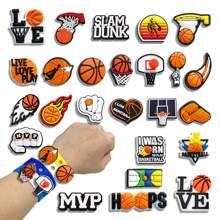 25 stuks schoenaccessoires met basketbalthema, leuke doe-het-zelf schoendecoraties geschikt voor klompenfeestjes, cadeau voor vrouwen en mannen (diverse stijlen, handgemaakt met mogelijke kleine lijmresten of defecten aan de achterkant)