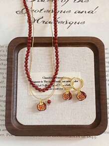 A Fashionable And Individualistic Rhinestone-Encrusted Double-Layered Necklace