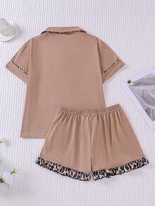 Bộ đồ nữ 2 món họa tiết da báo phối hợp, gồm áo khoác cardigan cài nút, quần short cạp chun có nơ và viền bèo nhún, chất liệu mềm mại, thoáng khí, thoải mái khi mặc ở nhà. - màu nâu - Xem 3
