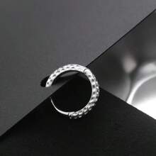 1 par de aretes de aro de cruz del espíritu del caballero, aretes personalizados y punk para hombres, aretes de clip de cruz de resina negra