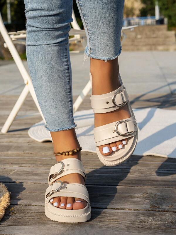 Sandalias casuales de mujer de moda en beige con doble hebilla, puntera redonda y uso en exteriores, cómodas sandalias planas de playa