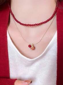 A Fashionable And Individualistic Rhinestone-Encrusted Double-Layered Necklace