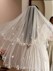 Multilayer Airy Mesh Wedding Veil With 3D Faux Pearl Floral Decor, Wavy Edge Design For Bridal Wedding Party