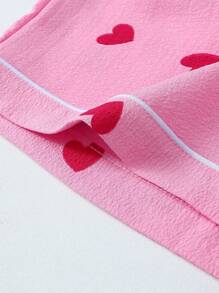 Conjunto de pijama de mujer de manga corta y pantalones cortos con estampado de corazones y textura arrugada