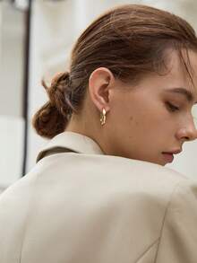 2pcs Minimalist Polished Metallic Hoop Earrings, Asymmetrical Geometric Design Golden Cold Style Goddess Earrings For Women Winter Gifts - Earrings - View 4