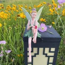 1 pieza Estatua de hada de resina exquisita, decoración de jardín. El hada lleva ropa verde fresca y sostiene una rosa delicada en su mano. Con alas en forma de hoja que parecen de la propia naturaleza, el diseño realista da la impresión de que está a punto de emprender el vuelo. Debido a sus propiedades de material, es adecuada para colocar en jardines exteriores, a lo largo de los caminos del jardín o cerca de las camas de flores, complementando el paisaje natural para crear un jardín de cuento de hadas.