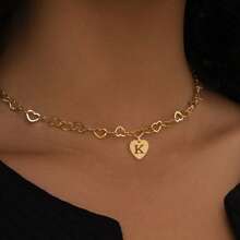 1 pièce Collier simple et mode en acier inoxydable doré avec pendentif en forme de cœur ajouré et initiale pour femmes