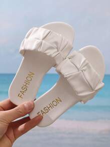 1 paire de chaussons de plage plats et souples en PU pour tout-petits et petits enfants, à bout rond et à brides plissées, sandales à la mode pour l'intérieur et l'extérieur, idéales pour le quotidien, la plage, les vacances et l'été.