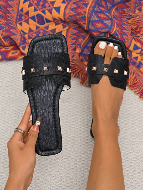 Nouvelle mode d'été Clous incrusté en forme de H, Pantoufles plates carrées punk Lady pour l'extérieur, Sandales de plage confortables, décontractées, respirantes et légères