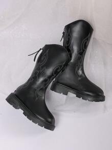 زوج من أفضل إصدارات بوت البنات لعام 2025 الجديدة، مصنوعة من الجلد الأسود في الجزء العلوي مع تصميمات محددة بخيوط بيضاء، أنيقة وأنيقة. تصميم النعل السميك يعزز الراحة والأناقة، مما يجعلها مناسبة للبنات من عمر 3 إلى 12 سنة لارتدائها مع التنانير أو البناطيل في فصل الخريف والشتاء. إنها بوت غربية عصرية متوسطة الارتفاع للبنات.