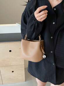 Stijlvolle geweven bucketbag voor dames - veelzijdige schouder- en crossbodytas met gratis bedelhanger (woon-werkverkeer/winkelen) Minimalistische gevlochten werktas - buckettas met afneembare riem en cadeaubedel