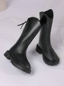 زوج من أفضل إصدارات بوت البنات لعام 2025 الجديدة، مصنوعة من الجلد الأسود في الجزء العلوي مع تصميمات محددة بخيوط بيضاء، أنيقة وأنيقة. تصميم النعل السميك يعزز الراحة والأناقة، مما يجعلها مناسبة للبنات من عمر 3 إلى 12 سنة لارتدائها مع التنانير أو البناطيل في فصل الخريف والشتاء. إنها بوت غربية عصرية متوسطة الارتفاع للبنات.