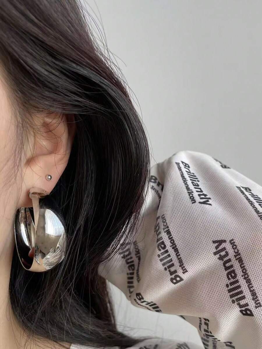 1 对简约大号环形耳环，适合女性佩戴