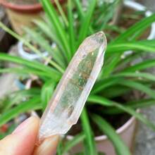 1pc 4-5cm Natural Himalayan Red Skin White Quartz Hexagonal Column, Clear Quartz Tower, Transparent Quartz Column, Quartz Magic Wand, Quartz Crystal Mineral Specimen, Quartz Cluster, Crystal Healing, Energy Healing, Crystal Gift; Each Natural Stone Is Unique, Random Shipment