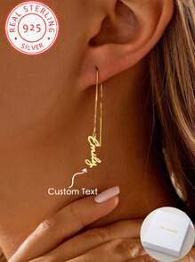 Une paire de crochets d'oreille en argent 925 avec nom anglais personnalisé simple. Un cadeau unique et significatif, un accessoire de bijoux chaud et unique. Luxe léger pour les accessoires de bijoux pour hommes et femmes. Un cadeau surprenant pour les couples, les amis et la famille. Extrême simplicité, élégant et romantique, style bohème s'assortissant aux bijoux.