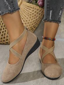 Sandalias planas vintage de estilo euro-americano con cuña para mujer talla grande, de temporada primavera/verano 2025, con punta redonda y correas entrecruzadas