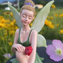 1 pieza Estatua de hada de resina exquisita, decoración de jardín. El hada lleva ropa verde fresca y sostiene una rosa delicada en su mano. Con alas en forma de hoja que parecen de la propia naturaleza, el diseño realista da la impresión de que está a punto de emprender el vuelo. Debido a sus propiedades de material, es adecuada para colocar en jardines exteriores, a lo largo de los caminos del jardín o cerca de las camas de flores, complementando el paisaje natural para crear un jardín de cuento de hadas.