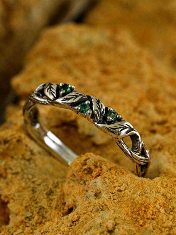 Bague inspirée d'une branche d'arbre vintage et de feuilles, sertie d'une émeraude simulée. Alliance de mariage terrestre unisexe, bague de fiançailles naturelle unique, bague de style elfique pour elle