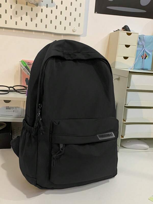 Mochila grande de estilo colegial casual e minimalista com vários bolsos e logotipo em letra, adequada para compras, transporte, passeios, viagens e escola