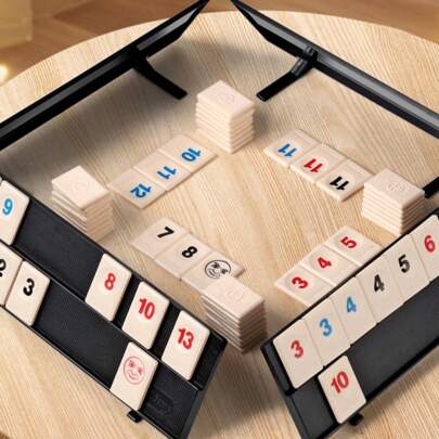 Rommé-Set, klassisches Rommé-Kachel-Spiel, Schnelles-Rommé-Kachel-Spiel, mit 4 stabilen und exklusiven dreistufigen faltbaren Spielständern und Anleitung, für 2-4 Spieler, tolles Geschenk