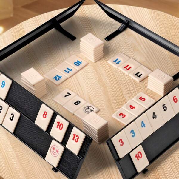 Rommé-Set, klassisches Rommé-Kachel-Spiel, Schnelles-Rommé-Kachel-Spiel, mit 4 stabilen und exklusiven dreistufigen faltbaren Spielständern und Anleitung, für 2-4 Spieler, tolles Geschenk