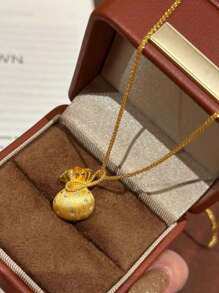1pc Bowknot Textured Lucky Bag Pendant Necklace, Fashionable Elegant Gold-Tone Copper Necklace Suitable For Women's Daily Wear, Dates, Banquets, Parties, Jewelry Gift