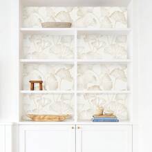 1卷优雅自粘墙纸，浅黄色银杏叶图案，撕贴式，防水，防潮，可移除，易于粘贴，家居装饰墙贴，适用于厨房、卧室、客厅、浴室、橱柜、衣柜、桌子（宽度：17.32英寸；长度：118.11/196.85/393.70英寸） - 杏色 - 查看 2