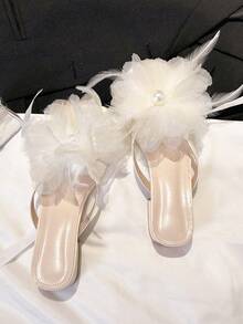 Sandalias de verano 2025 con tira de flor de perla falsa y tacón grueso francés, sandalias abiertas de tacón medio versátiles para mujeres - Beis - Ver 1