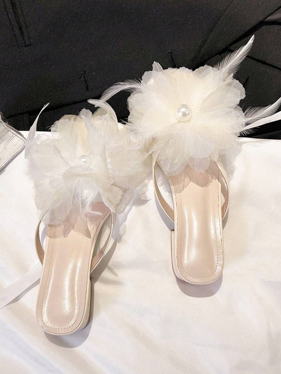 Sandalias de verano 2025 con tira de flor de perla falsa y tacón grueso francés, sandalias abiertas de tacón medio versátiles para mujeres - Beis - Ver 1