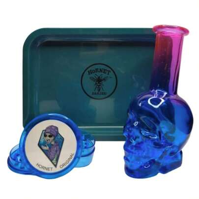 Juego de Accesorios Basico de 3PZ con 1 Bandeja Plastica, 1 Grinder Sencillo de Acrilico y 1 Vaso de Vidrio Conmemorativo