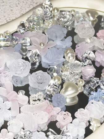 亚克力DIY饰品，奶油胶手机壳，发夹，装饰饰品材料，巴洛克饰品，DIY手工耳环，头饰，鞋子，服装配饰。本产品广泛应用于装饰，吊坠，饰品，服装配饰