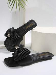 Nouveaux sandales plates d'été pour femmes. Sandales mode avec détail de nœud strass. Bout carré, Glissant confortables. Jolies et polyvalentes.