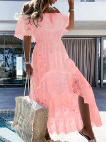 春夏季假期休闲纯色镂空刺绣蕾丝花边露肩荷叶边下摆连衣裙，波西米亚风