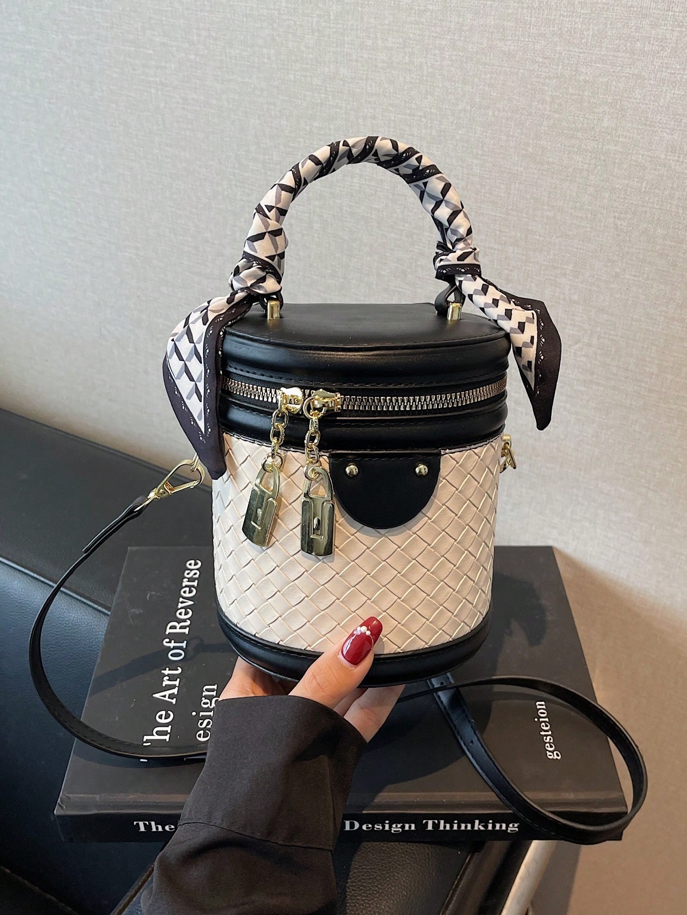 حقيبة كروس مزينة بنسيج منسوج متباين الألوان عالية...