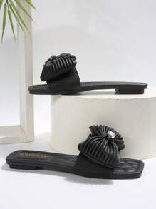 Nouveaux sandales plates d'été pour femmes. Sandales mode avec détail de nœud strass. Bout carré, Glissant confortables. Jolies et polyvalentes.