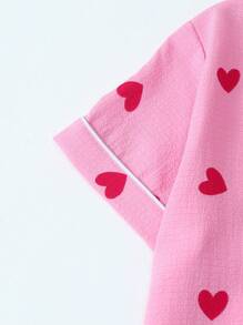 Conjunto de pijama de mujer de manga corta y pantalones cortos con estampado de corazones y textura arrugada